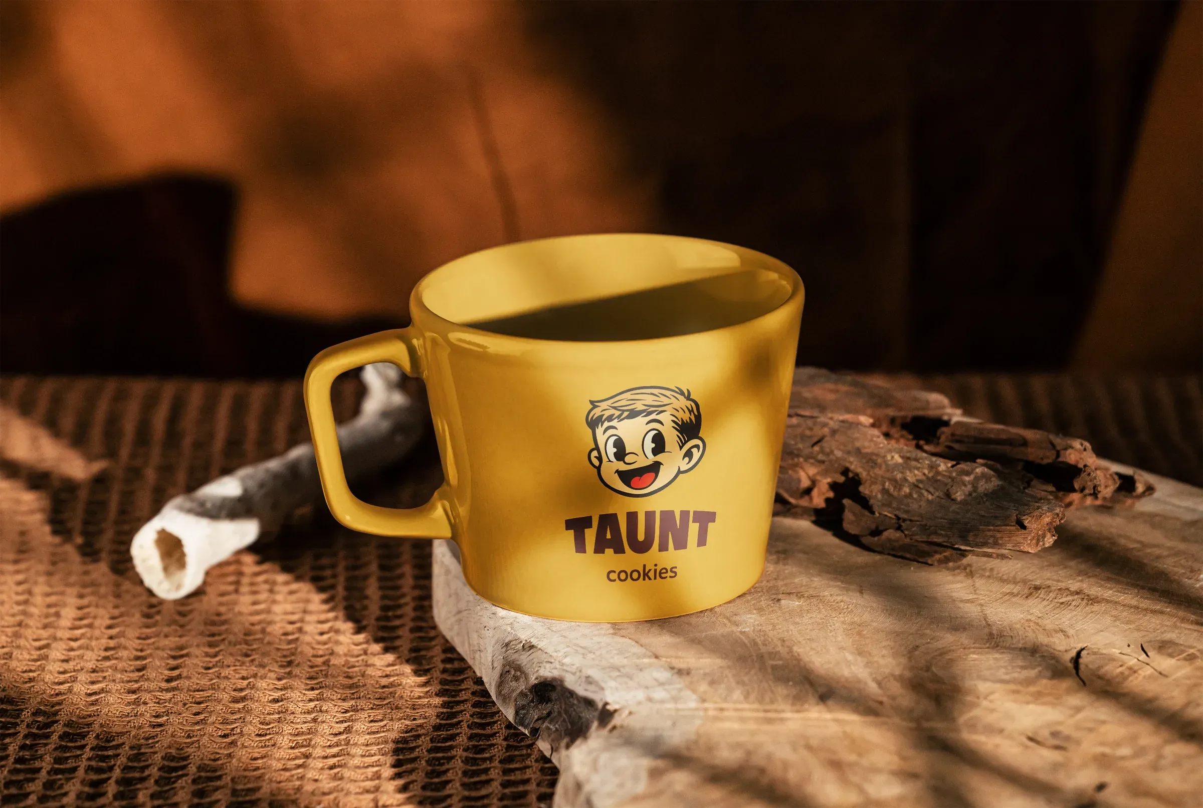 Coffee mug on wooden slice da marca Taunt Cookies